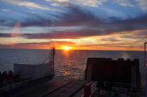 O sol nasce esplendoroso, na nossa viagem de ferry para a Baja California, no México